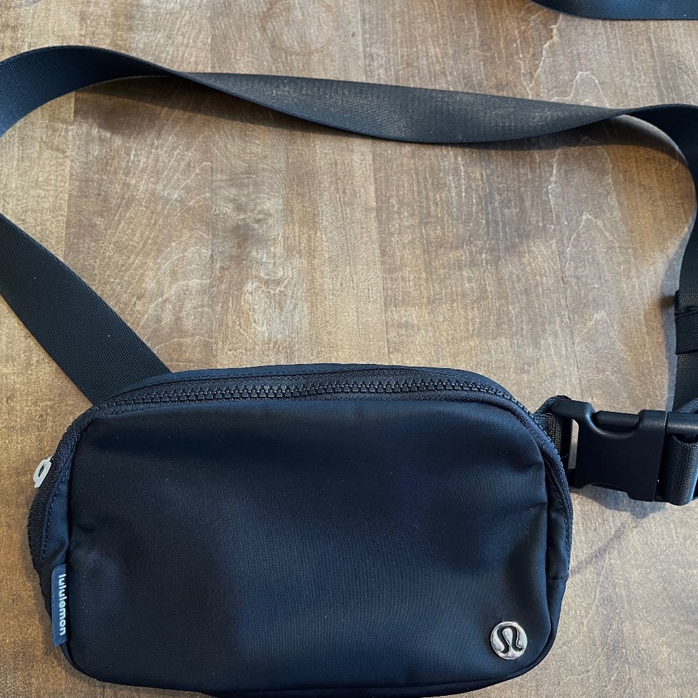 Lululemon everywhere belt bag